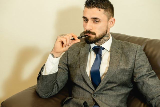 Porter le tailleur avec une cravate quand on est une femme