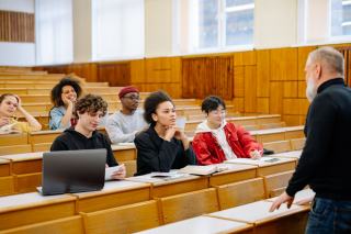 Étudiants assis dans un amphithéâtre d'université pendant un cours